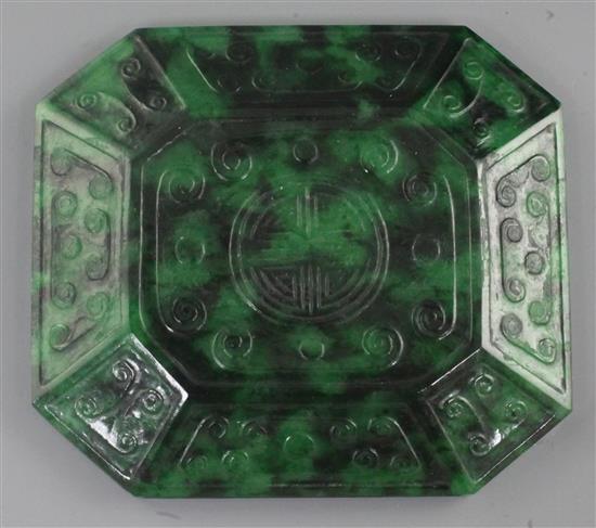 A Chinese carved Maw Sit Sit jade box and cover, 20th century, 6.8cm